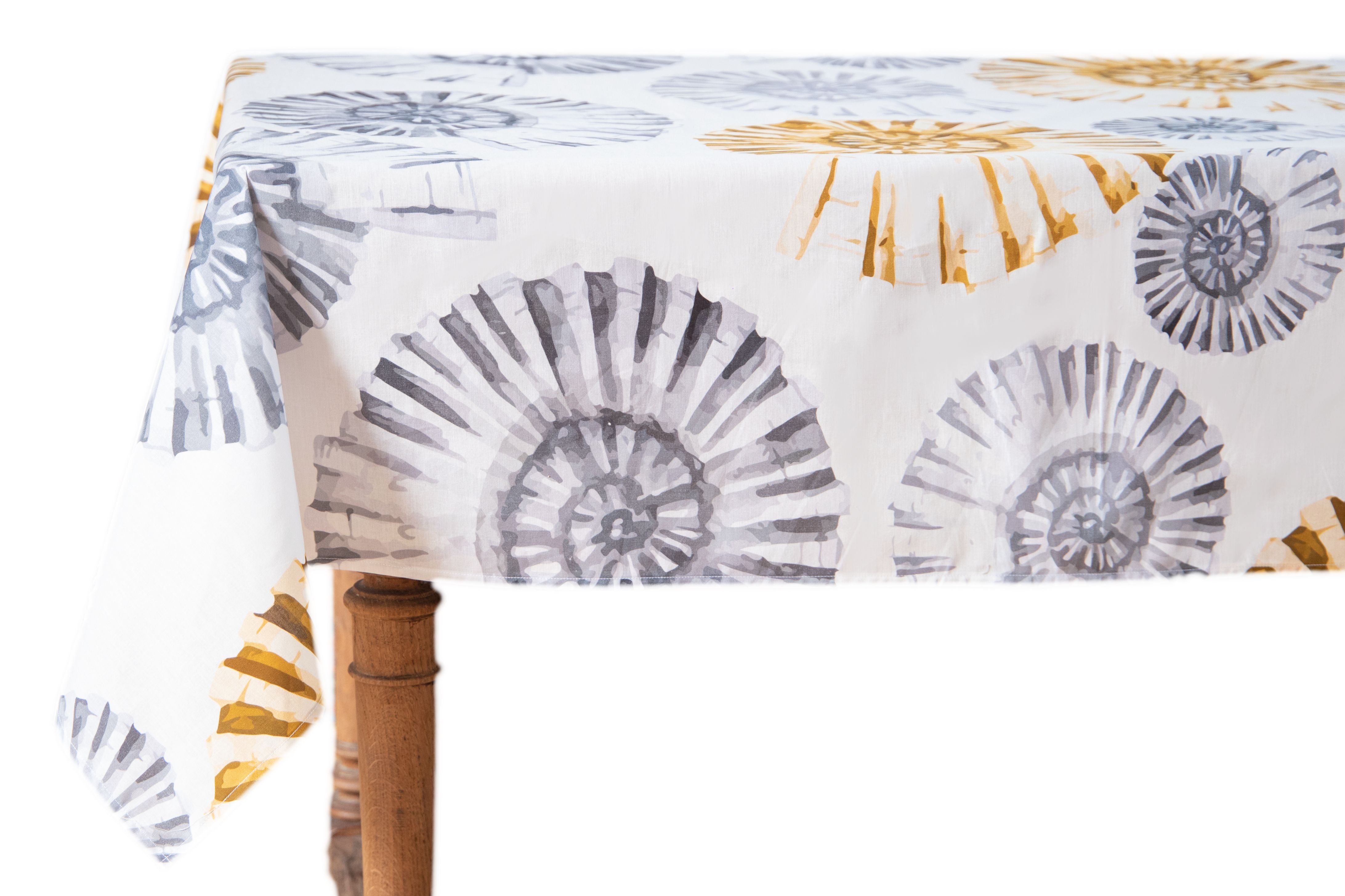 Tovaglia da tavola in 100% cotone stampa digitale dai colori vivi ed intensi lavabile in lavatrice made in Italy CONCHIGLIONI